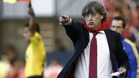 El entrenador de Osasuna Enrique Martín dirige desde la banda a sus jugadores durante el partido de ida de ascenso a Primera División que han disputado frente al Nastic de Tarragona esta tarde en el Estadio de El Sadar. EFE/Jesús Diges