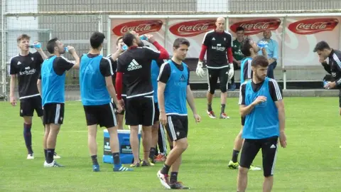 Los jugadores beben agua en Tajonar.