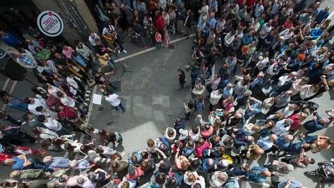 Fusión de coro y rock. ACTÚAN- coro juvenil del Orfeón Pamplonés y El Desván. PABLO LASAOSA 01