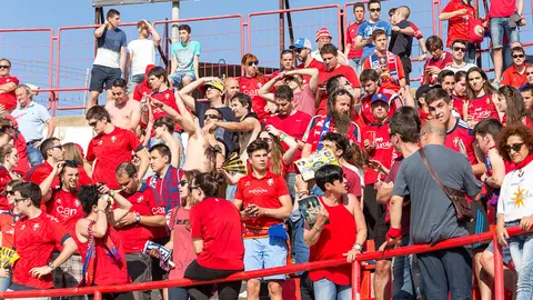Imágenes de la afición osasunista en la grada del Nou Estadi de Tarragona  (28). IÑIGO ALZUGARAY