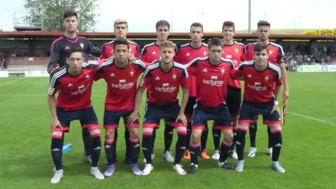 Equipo titular de Osasuna B en las instalaciones de Tajonar.