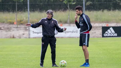 Los titulares en Tarragona han realizado ejercicios de recuperación mientras el resto ha entrenado con balón en el entrenamiento de Osasuna en Tajonar (26). IÑIGO ALZUGARAY
