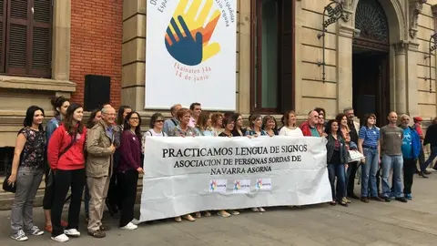 Concentración frente al Parlamento en el Día Internacional de la Lengua de Signos.
