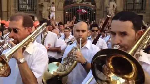 La pamplonesa tocando el riau riau en 2013
