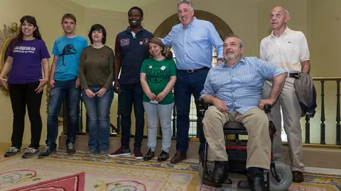 El alcalde de Pamplona, Joseba Asiron, recibe a los representantes de las seis candidaturas presentadas para lanzar el chupinazo de estos sanfermines (5). IÑIGO ALZUGARAY