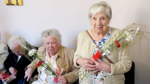 Fiesta en la Misericordia para homenajear a cinco centenarios. S. REDíN (13)