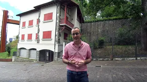 Fermín Alonso, de UPN, junto al chalet de Caparroso.