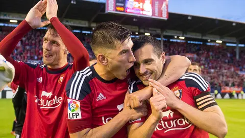 Celebración de Osasuna en agradecimiento a la afición.PABLO LASAOSA 05