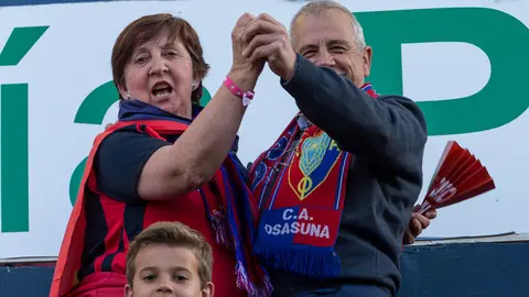 Imágenes de la grada de El Sadar en el partido de la final del play-off entre Osasuna y Girona (5). IÑIGO ALZUGARAY