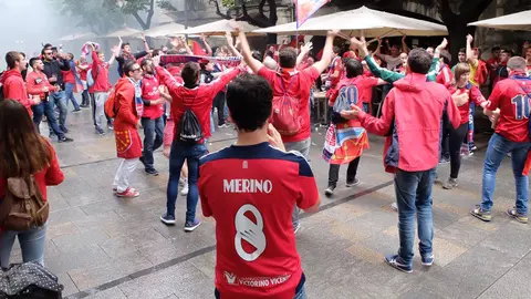 Hinchas de Osasuna en Girona para asistir a la final por el ascenso a Primera División I. ALZUGARAY (8)