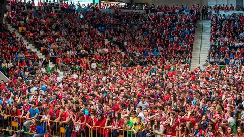 Pantalla gigante en el Pabellón Anaitasuna para seguir el Girona - Osasuna