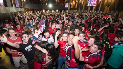 Los aficionados de Osasuna celebran el gol de Kodro en Girona en el Zentral. PABLO LASAOSA (3)