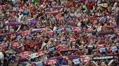 GRA302. PAMPLONA, 18/06/2016.- Miles de aficionados de Osasuna siguen en el pabellón Anaitasuna de Pamplona la final del &#39;playoff&#39; de ascenso a Primera División que enfrenta a su equipo con el Girona ante una pantalla gigante instalada en la cancha para la ocasión. EFE/Villar López