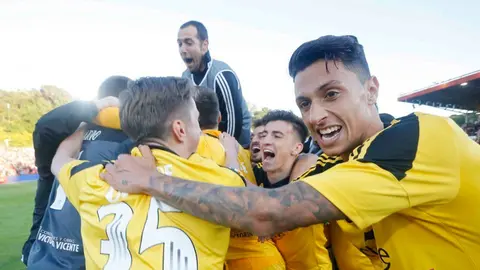 Piña de Osasuna celebrando el ascenso
