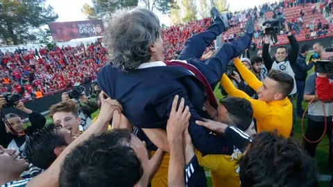 Martín Monreal manteado por sus jugadores después de lograr el ascenso