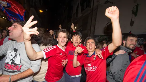 La afición de Osasuna celebra el ascenso a Primera División. PABLO LASAOSA 38
