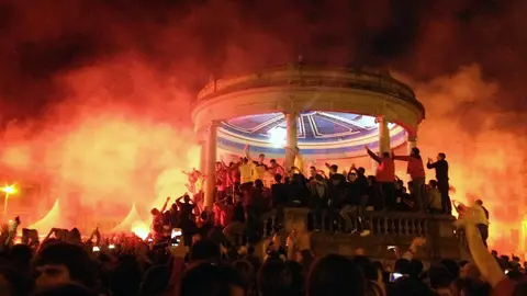 El kiosko de la Plaza del Castillo 'tomado' por la afición rojilla.
