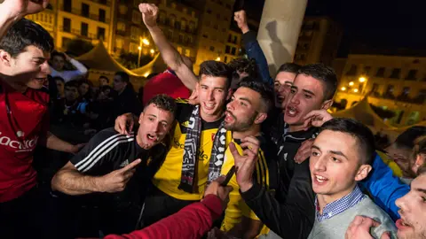 Los jugadores de Osasuna celebran el ascenso en la Plaza del Castillo de madrugada a su llegada de Girona. DANIEL FDEZ (30)