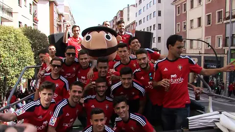 Los jugadores de Osasuna celebran desde el interior del autobús la celebración del ascenso