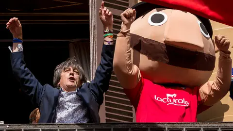 El equipo de Osasuna saluda a los seguidores rojillos desde el balcón del Palacio de Navarra (5). IÑIGO ALZUGARAY
