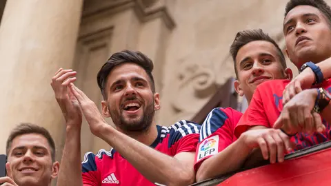 Los jugadores de Osasuna saludan desde el Ayuntamiento a la multitud reunida en la plaza (12). IÑIGO ALZUGARAY