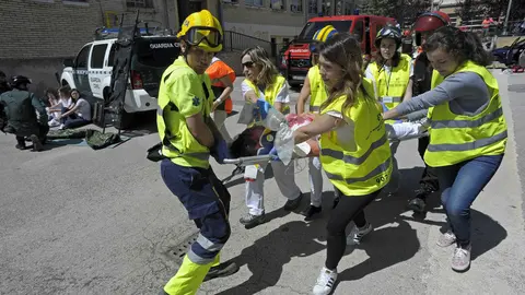 GRA157. PAMPLONA, 20/06/2016.- El Colegio Oficial de Enfermería de Navarra ha organizado hoy, como práctica final del curso de experto en Enfermería de Urgencias, un simulacro de atención sanitaria de urgencia, en el que han atendido a cerca de 40 heridos ficticios, ejercicio en el que han intervenido, además de alumnos sanitarios, Cruz Roja, DYA, Guardia Civil y Policía Foral. EFE/Villar López