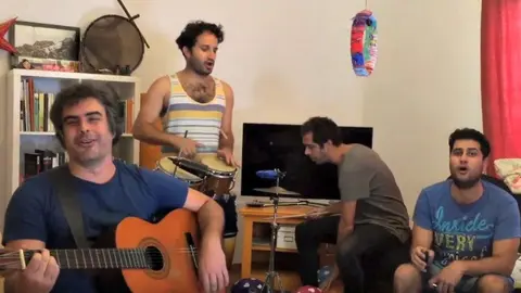 La compañía de teatro Abubukaka interpretando su versión Me quieren gobernar.