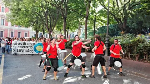 Manifestación por los derechos de los migrantes y refugiados, a su paso por el Paseo Sarasate de Pamplona.