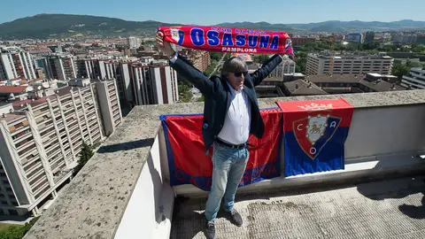 Enrique Martín Monreal y Luis Sabalza ofrecen una rueda de prensa en el ático. PABLO LASAOSA 04