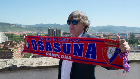 Enrique Martín Monreal y Luis Sabalza ofrecen una rueda de prensa en el ático. PABLO LASAOSA 06