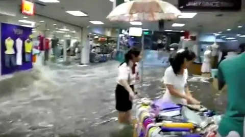 Imponente tromba de agua que arrasa un centro comercial en China.