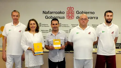 Elena Acaz, presidenta de Asvona y Primitivo Sánchez Sanz subdirector de Deporte del Instituto Navarro de Deporte y Juventud junto a voluntarios de Asvona. S. REDíN