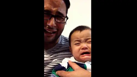 La reacción de un bebé al llanto falso de su padre arrasa en las redes.