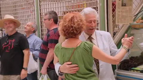 Sorprendente recibimiento de los vendedores a los clientes del mercado de Santo Domingo. 