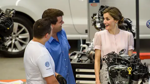 Los Reyes de España visitan la Fábrica de Volkswagen Navarra. PABLO LASAOSA 11