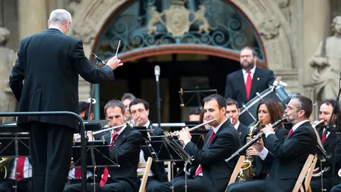 Concierto presanferminero de La Pamplonesa en la Plaza Consistorial de Pamplona. PABLO LASAOSA 07