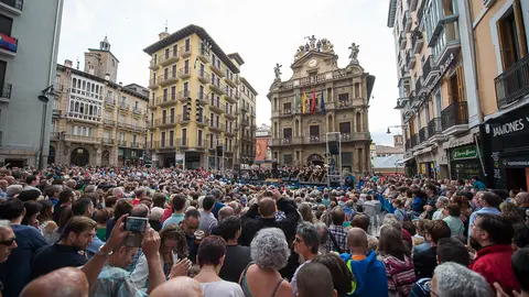 Concierto presanferminero de La Pamplonesa en la Plaza Consistorial de Pamplona. PABLO LASAOSA 09