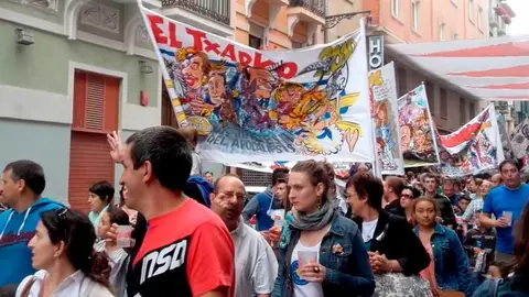 Pasacalles de las peñas con sus nuevas pancartas desde la plaza San José hasta la Plaza de San Francisco en el Día de las Peñas.