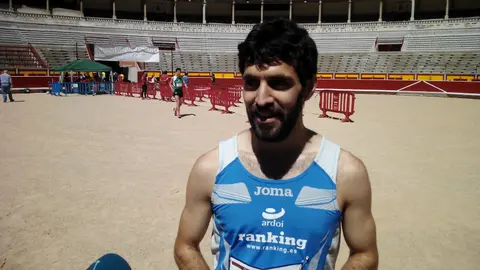 Ayrton Azkue gana la carrera del encierro 2016.