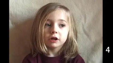 Un padre fotografía a su hija durante 16 años, aquí sale Lotte con 4 años