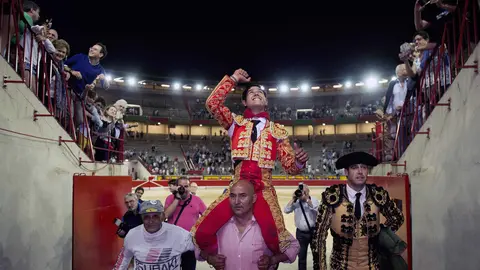 GRA394. PAMPLONA, 05/07/2016.- El novillero mexicano de Aguascalientes, Luis David Adame, sale a hombros de la plaza de toros de Pamplona tras cortar dos orejas a su segundo durante la novillada picada que se ha celebrado en la capital navarra, como preámbulo de los Sanfermines que comienzan mañana con el lanzamiento del tradicional chupinazo a las doce del mediodía. EFE/Villar López