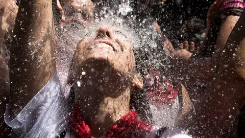 Estalla la fiesta en el casco viejo de Pamplona. PABLO LASAOSA 45