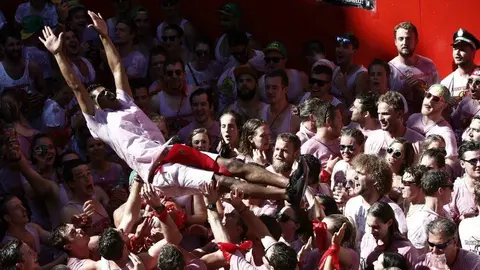 Miles de personas celebran el inicio de las Fiestas de San Fermín 2016 tras el lanzamiento del Chupinazo desde el balcón del Ayuntamiento de Pamplona. EFE. JESÚS DIGES (3)