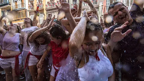 Las imágenes del ambiente en las calles de Pamplona en las primeras horas de sanfermin. MAITE H. MATEO (21)
