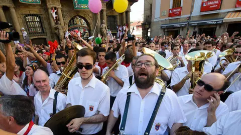 Multitudinario Riau Riau en la Plaza COnsistorial de Pamplona. PABLO LASAOSA 03