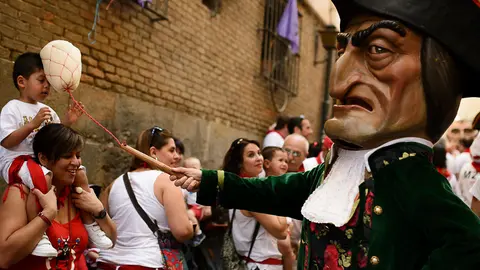 La Comparsa de Gigantes y Cabeuzos recorren el casco viejo de Pamplona el día 8 de julio. PABLO LASAOSA 12
