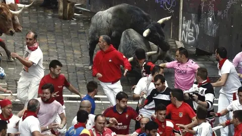 Dos toros de José Escolar caen en la curva de Mercaderes. EFEJavier Lizón