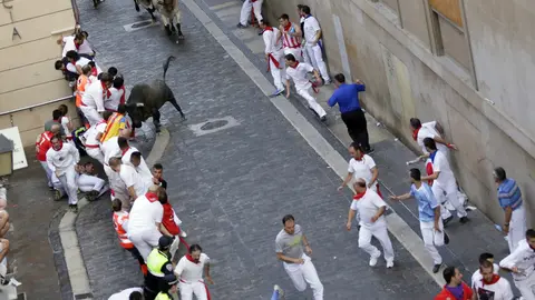 Encierro de los toros de José Escolar en los Sanfermines de 2016. El toro rezagado llega a Santo Domingo y cornea a un japonés. MIGUEL FERNÁNDEZ