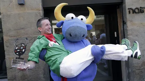 Tim Pinks, homenajeado como Guiri del año 2016 (Kukuxumusu). ARCHIVO