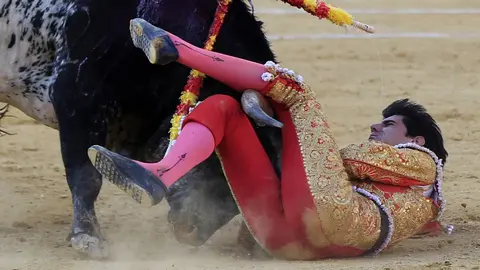 El torero segoviano de 29 años Víctor Barrio en el momento de sufrir una grave cogida en el tercer toro de la tarde, a consecuencia de la que ha fallecido hoy en la plaza de toros de Teruel, durante la Feria del Ángel. EFE/Antonio García